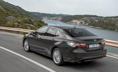 2019 Toyota Camry Hybrid (Euro-Spec) Rear Three-Quarter Wallpapers 450x275 (4)
