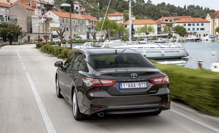 2019 Toyota Camry Hybrid (Euro-Spec) Rear Wallpapers 450x275 (30)