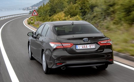 2019 Toyota Camry Hybrid (Euro-Spec) Rear Wallpapers 450x275 (31)