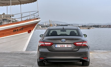 2019 Toyota Camry Hybrid (Euro-Spec) Rear Wallpapers 450x275 (47)