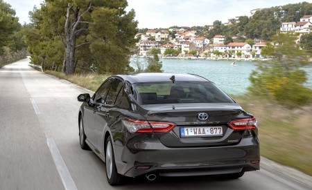 2019 Toyota Camry Hybrid (Euro-Spec) Rear Wallpapers 450x275 (32)