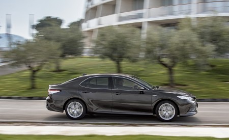 2019 Toyota Camry Hybrid (Euro-Spec) Side Wallpapers 450x275 (39)