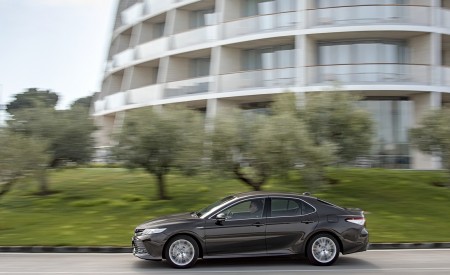 2019 Toyota Camry Hybrid (Euro-Spec) Side Wallpapers 450x275 (40)