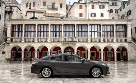2019 Toyota Camry Hybrid (Euro-Spec) Side Wallpapers 450x275 (55)