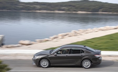 2019 Toyota Camry Hybrid (Euro-Spec) Side Wallpapers 450x275 (41)