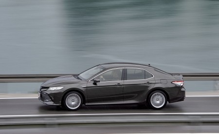 2019 Toyota Camry Hybrid (Euro-Spec) Side Wallpapers 450x275 (24)