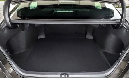 2019 Toyota Camry Hybrid (Euro-Spec) Trunk Wallpapers 450x275 (69)