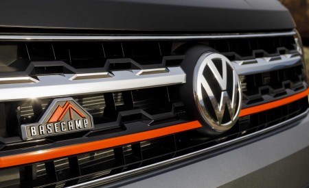 2019 Volkswagen Atlas Basecamp Concept Badge Wallpapers 450x275 (21)