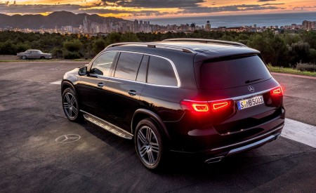 2020 Mercedes-Benz GLS AMG Line (Color: Designo Selenite Grey Metallic) Rear Three-Quarter Wallpapers 450x275 (41)