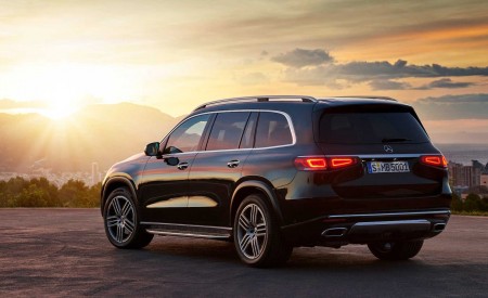 2020 Mercedes-Benz GLS AMG Line (Color: Designo Selenite Grey Metallic) Rear Three-Quarter Wallpapers 450x275 (42)