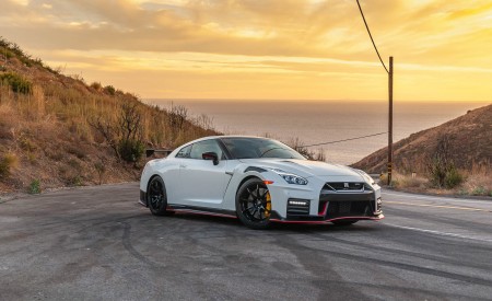 2020 Nissan GT-R NISMO Front Three-Quarter Wallpapers 450x275 (8)