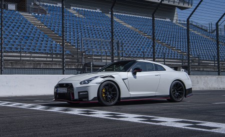 2020 Nissan GT-R NISMO Front Three-Quarter Wallpapers 450x275 (53)