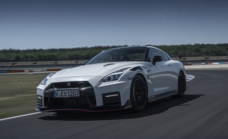 2020 Nissan GT-R NISMO Front Three-Quarter Wallpapers 450x275 (40)