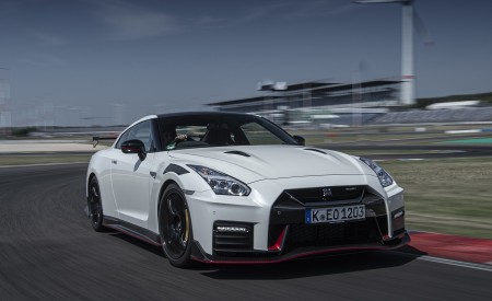 2020 Nissan GT-R NISMO Front Three-Quarter Wallpapers 450x275 (30)