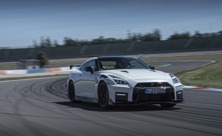 2020 Nissan GT-R NISMO Front Three-Quarter Wallpapers 450x275 (41)