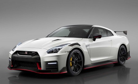 2020 Nissan GT-R NISMO Front Three-Quarter Wallpapers 450x275 (112)