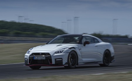 2020 Nissan GT-R NISMO Front Three-Quarter Wallpapers 450x275 (43)