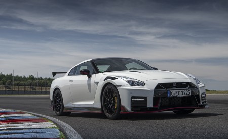 2020 Nissan GT-R NISMO Front Three-Quarter Wallpapers 450x275 (45)