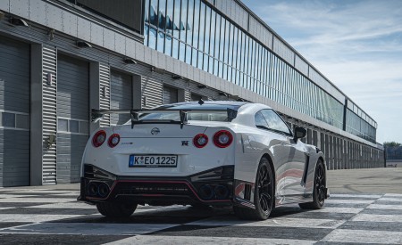 2020 Nissan GT-R NISMO Rear Three-Quarter Wallpapers 450x275 (58)