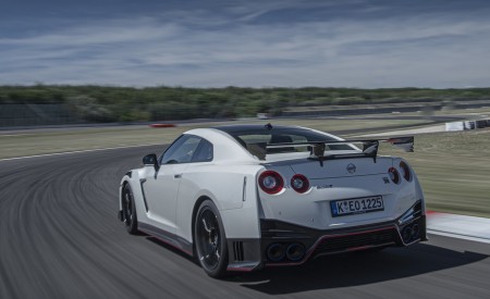 2020 Nissan GT-R NISMO Rear Three-Quarter Wallpapers 450x275 (50)