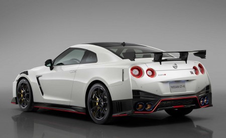 2020 Nissan GT-R NISMO Rear Three-Quarter Wallpapers 450x275 (113)