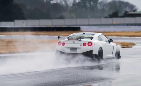 2020 Nissan GT-R NISMO Rear Three-Quarter Wallpapers 450x275 (94)