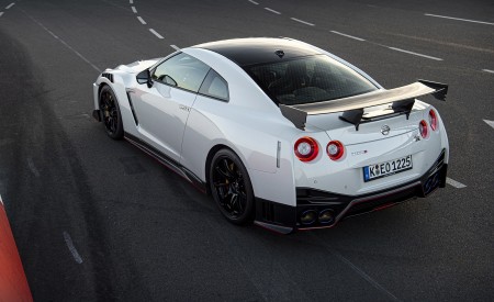 2020 Nissan GT-R NISMO Rear Three-Quarter Wallpapers 450x275 (59)