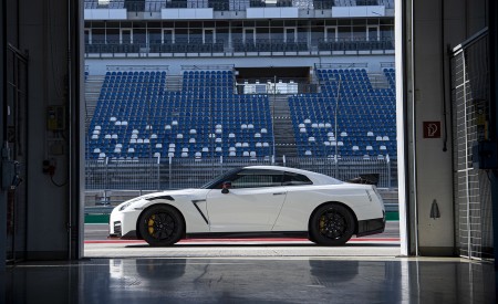 2020 Nissan GT-R NISMO Side Wallpapers 450x275 (61)
