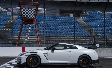 2020 Nissan GT-R NISMO Side Wallpapers 450x275 (62)