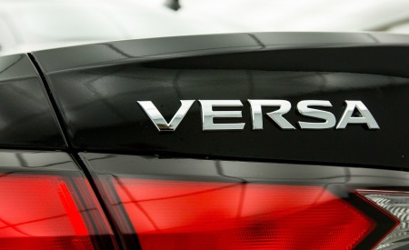 2020 Nissan Versa Badge Wallpapers 450x275 (33)