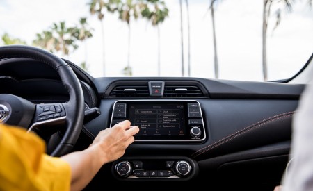 2020 Nissan Versa Central Console Wallpapers 450x275 (81)