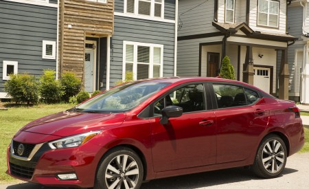 2020 Nissan Versa Front Three-Quarter Wallpapers 450x275 (18)