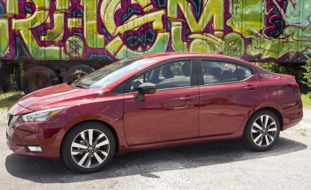 2020 Nissan Versa Front Three-Quarter Wallpapers 450x275 (19)