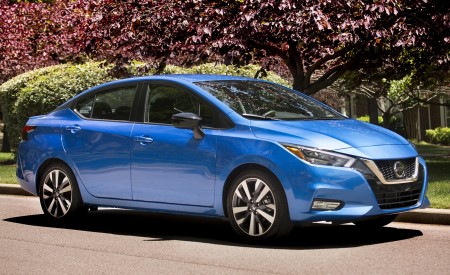 2020 Nissan Versa Front Three-Quarter Wallpapers 450x275 (35)