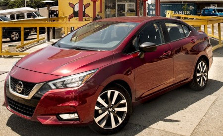 2020 Nissan Versa Front Three-Quarter Wallpapers 450x275 (20)