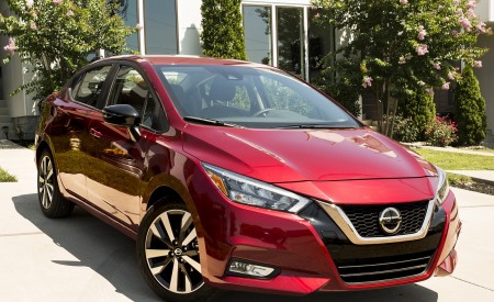 2020 Nissan Versa Front Three-Quarter Wallpapers 450x275 (13)