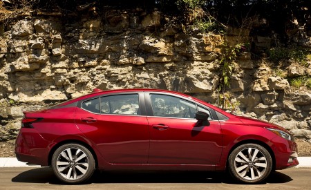 2020 Nissan Versa Side Wallpapers 450x275 (16)