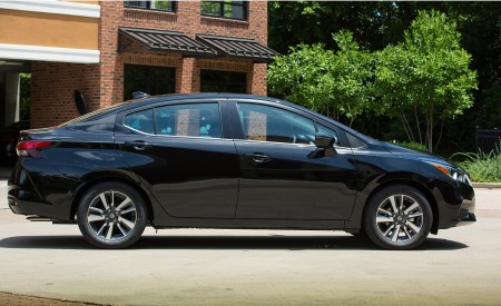 2020 Nissan Versa Side Wallpapers 450x275 (30)