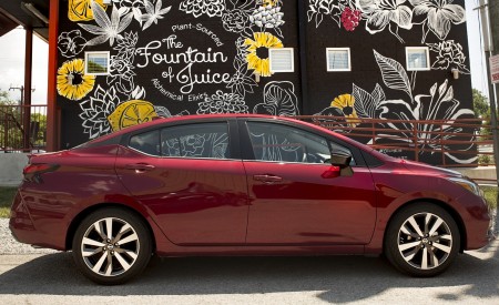 2020 Nissan Versa Side Wallpapers 450x275 (17)