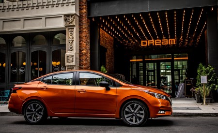 2020 Nissan Versa Side Wallpapers 450x275 (10)