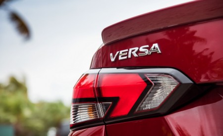 2020 Nissan Versa Tail Light Wallpapers 450x275 (55)