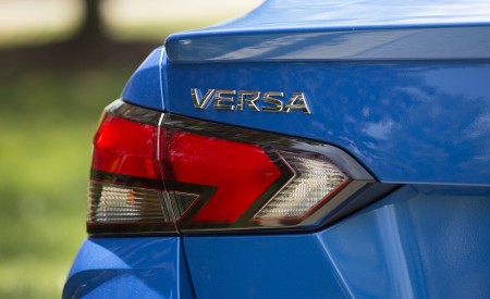 2020 Nissan Versa Tail Light Wallpapers 450x275 (40)