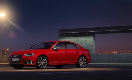 2019 Audi S4 Sedan TDI (Color: Misano Red) Front Three-Quarter Wallpapers 450x275 (35)