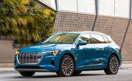 2019 Audi e-tron (US-Spec) Front Three-Quarter Wallpapers 450x275 (15)