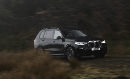 2019 BMW X7 30d (UK-Spec) Front Three-Quarter Wallpapers 450x275 (60)