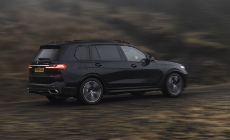 2019 BMW X7 30d (UK-Spec) Rear Three-Quarter Wallpapers 450x275 (68)