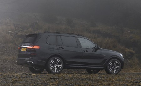2019 BMW X7 30d (UK-Spec) Rear Three-Quarter Wallpapers 450x275 (78)