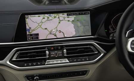 2019 BMW X7 M50d (UK-Spec) Central Console Wallpapers 450x275 (47)