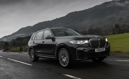 2019 BMW X7 M50d (UK-Spec) Front Three-Quarter Wallpapers 450x275 (2)