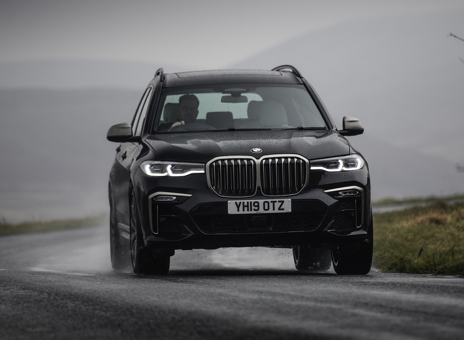 2019 BMW X7 M50d (UK-Spec) Front Wallpapers (6)